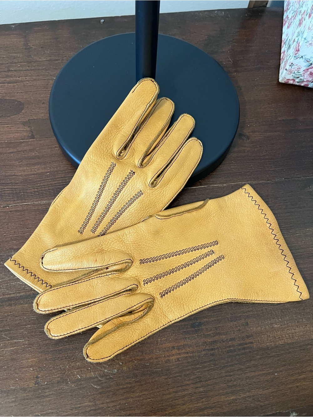 Vintage Genuine Deerskin Leather Gloves Unlined Tan Yellow Size 8⁠